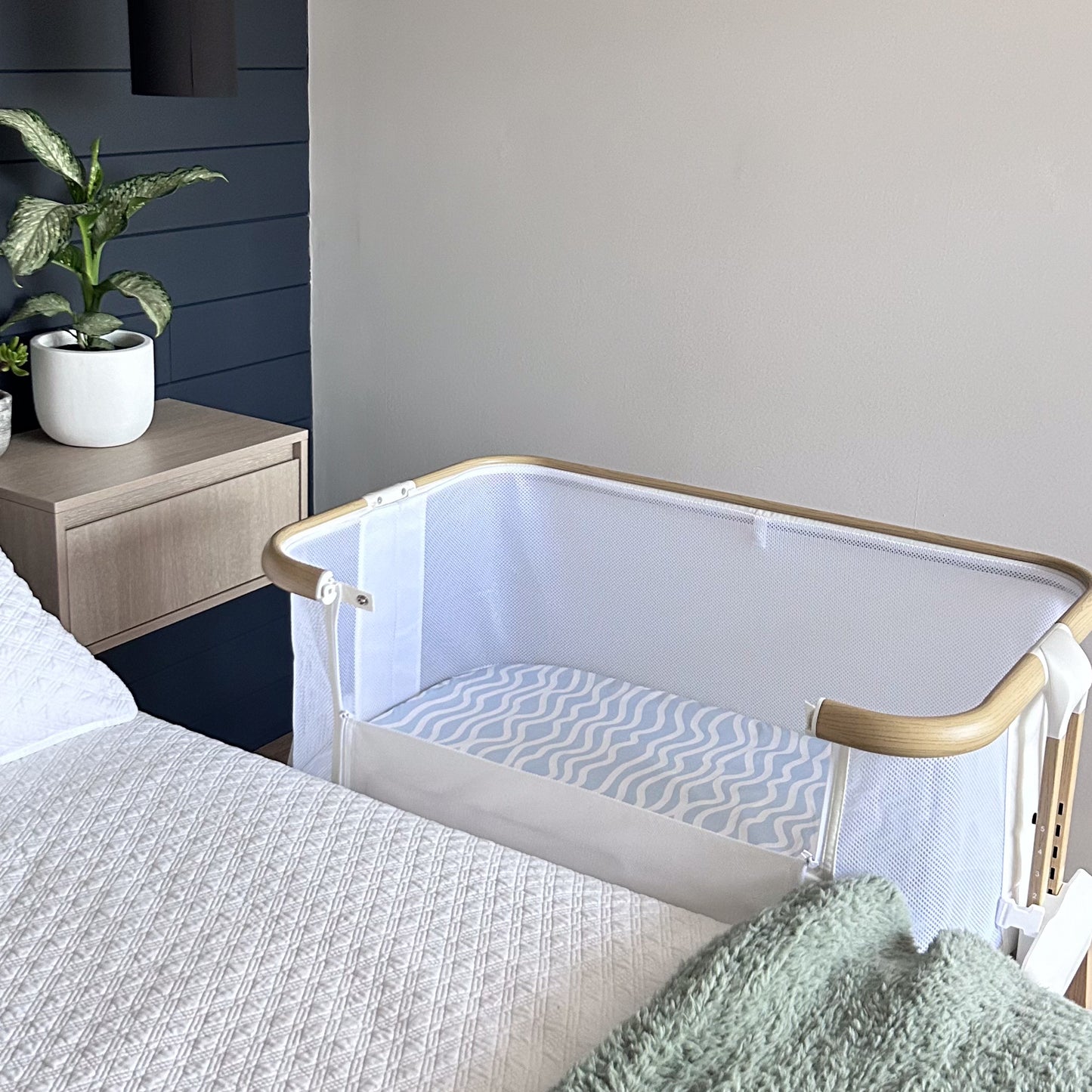 Co-Sleeper Bassinet / Change Pad Waterproof Sheet - Bright Waves